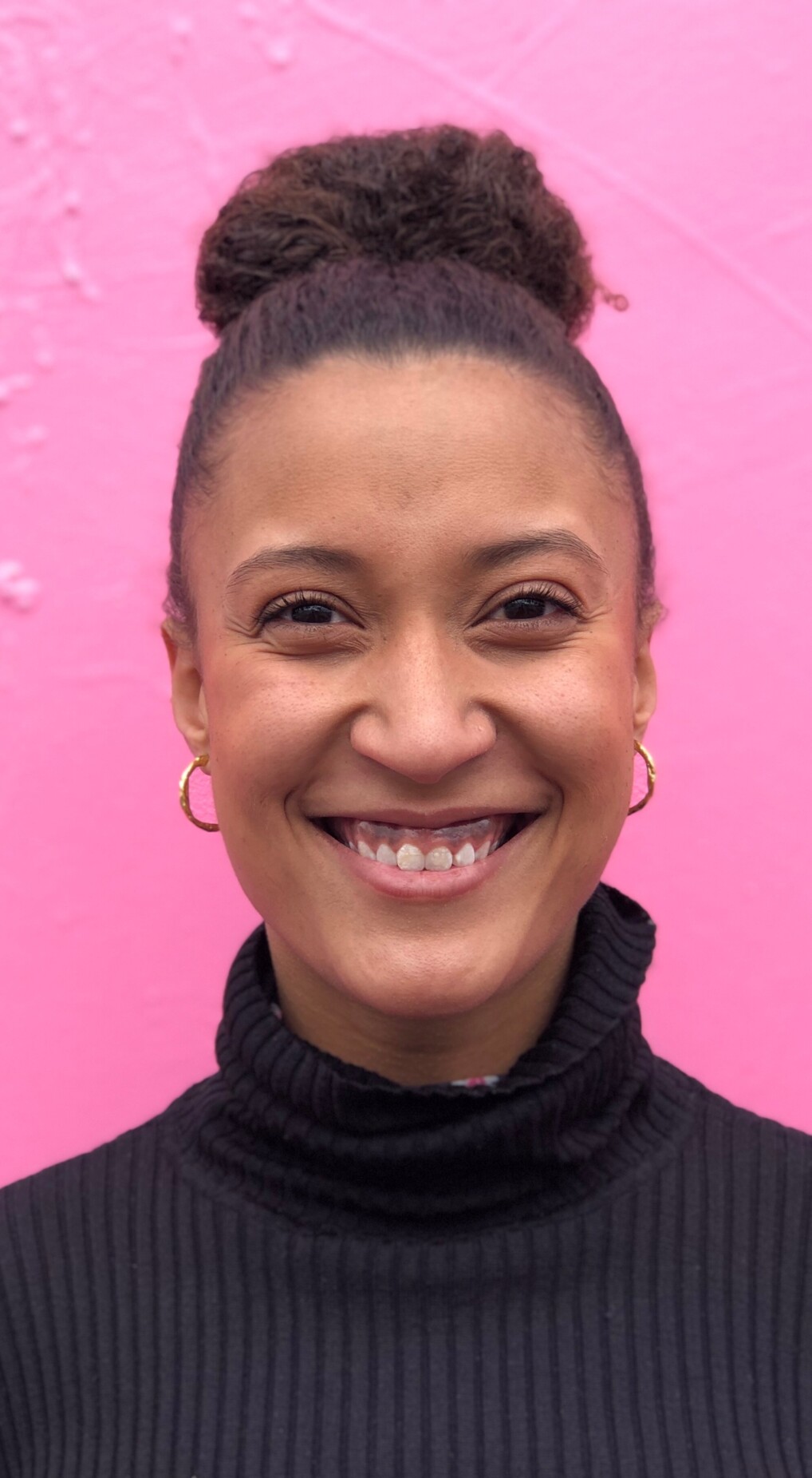 Sheba Mikkelsen Hunter fotograferet tæt på foran en flot lyserød væg