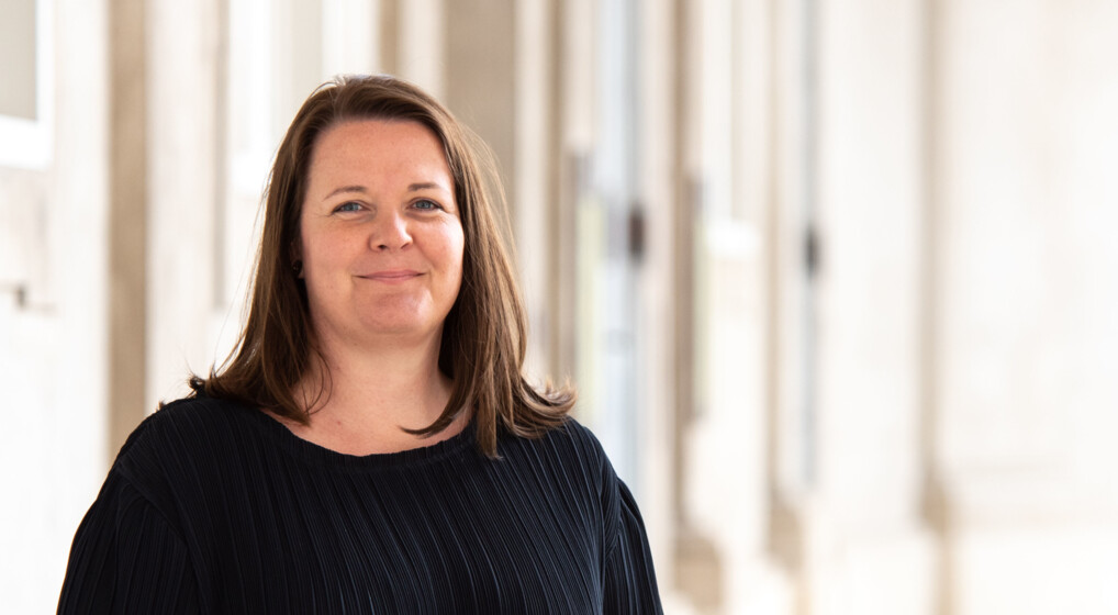 Portræt af Camilla Løntoft Nyboe i en stort trøje