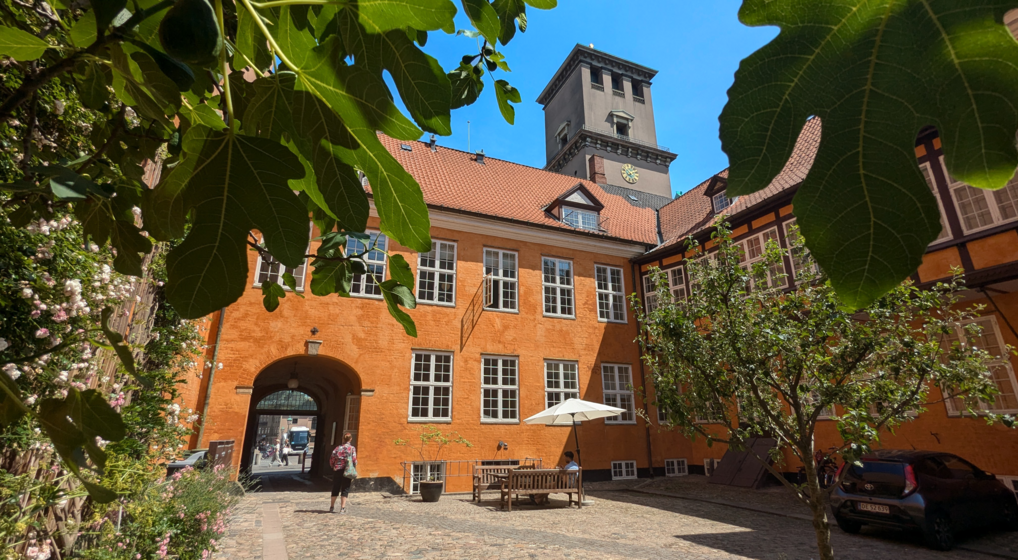 bispegården i københavn set fra den modsatte side med domkirkens tårn i baggrunden