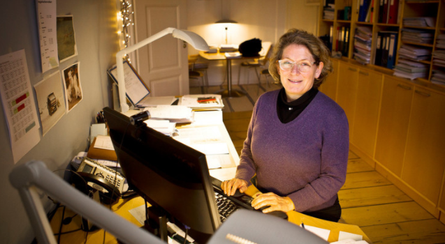 Stiftskontorchef Helle Ostenfeld ved computeren ved sit skrivebord