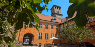 bispegården i københavn set indefra med vor frue kirkes tårn i baggrunden