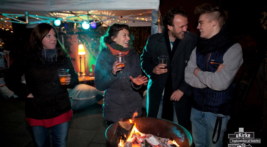 Unge samlet omkring en båltønde