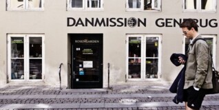 et billede af en danmission genbrugsbutik i København