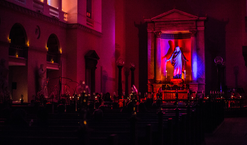  kirkerum oplyst af stemningsfulde farvede lyskegler