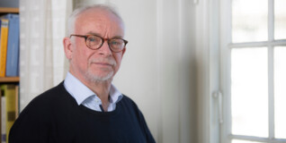 biskop peter-skov jakobsen står ved vinduet i bispegården