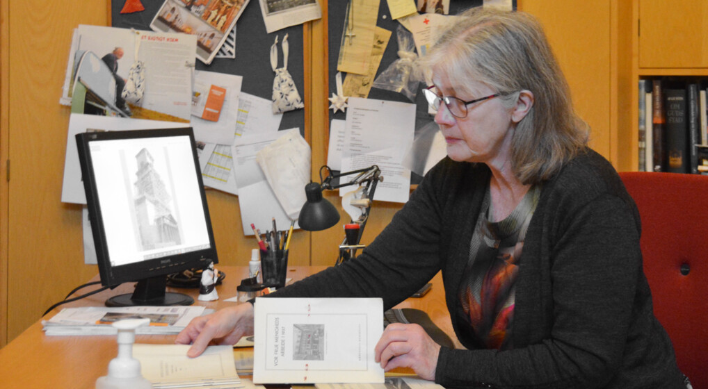Susanne Torgard i gang med at planlægge den kommende udstilling