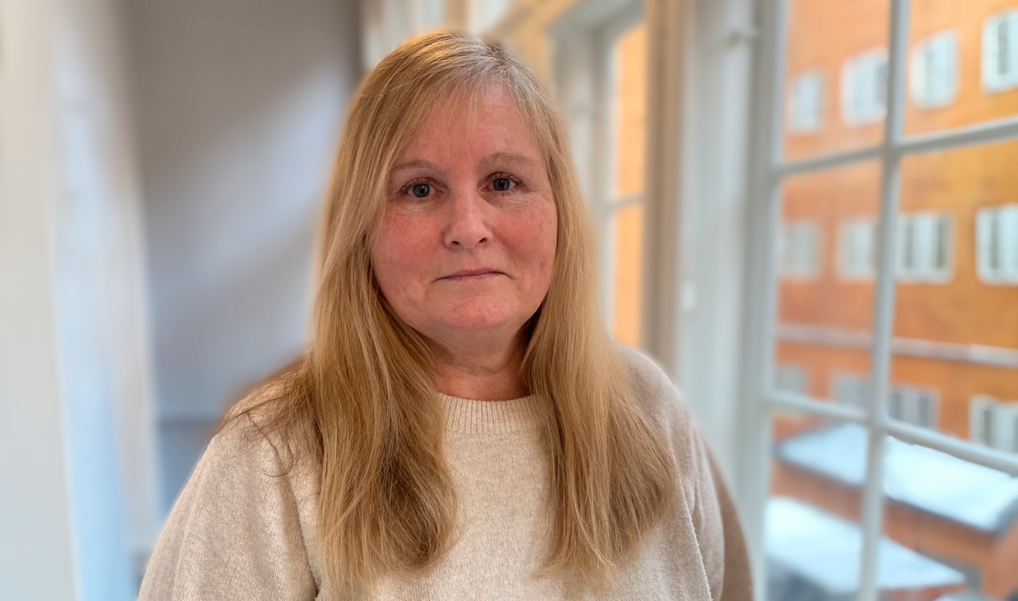 Portræt af Dorthe Dam i svalegangen i Københavns Stifts bispegård