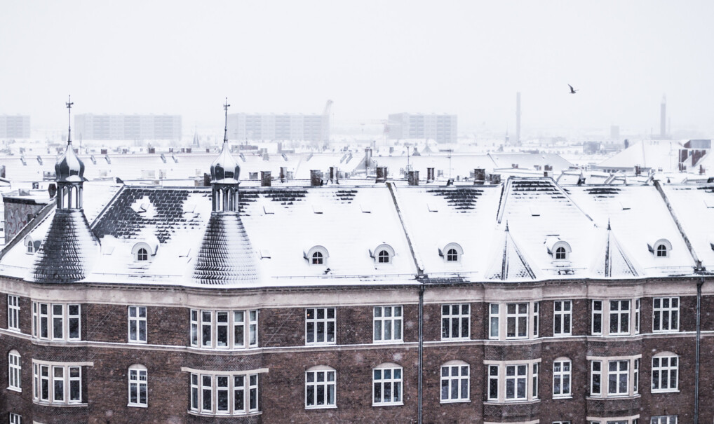 københavnske tage dækket af sne på en hvid og våd vinterdag