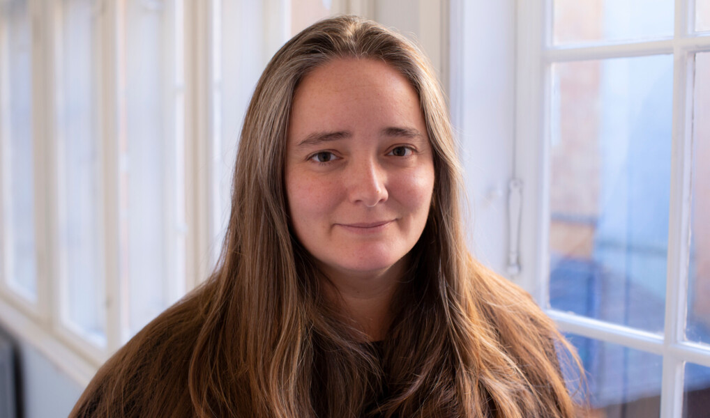 Portræt af Jeanette Bjørnlund Nielsen i svalegangen i Københavns Stifts bispegård