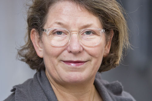 Portræt af Helle Ostenfeld på grå baggrund