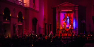 Kirkerummet i Domkirken er lyst op i rødt og blåt lys