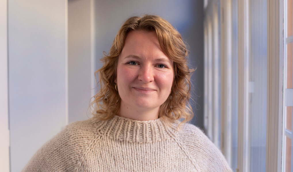 Portræt af Simone Nørskov Østerby i svalegangen i Københavns Stifts bispegård