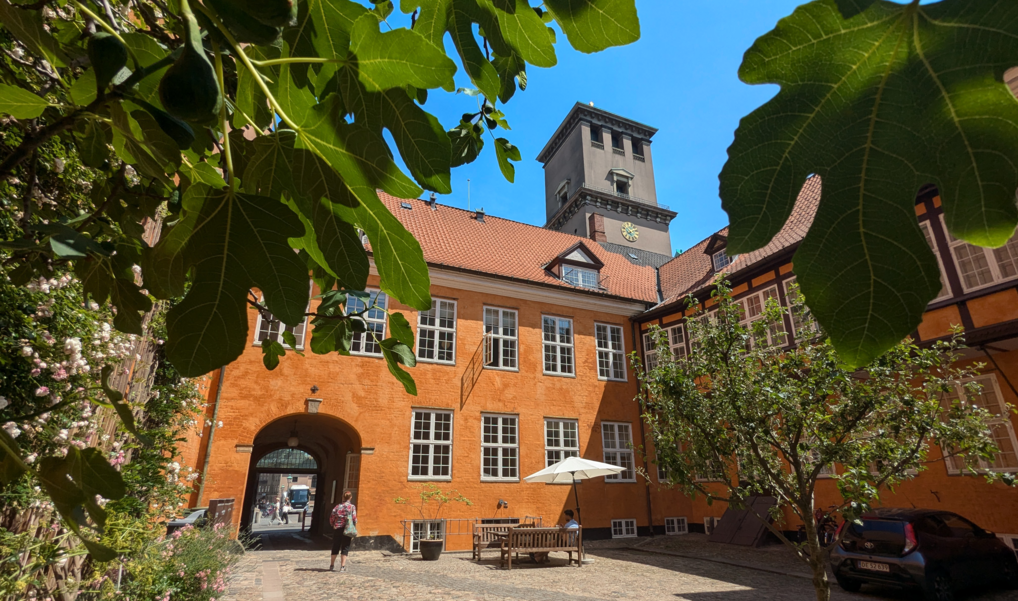 bispegården i københavn set fra den modsatte side med domkirkens tårn i baggrunden