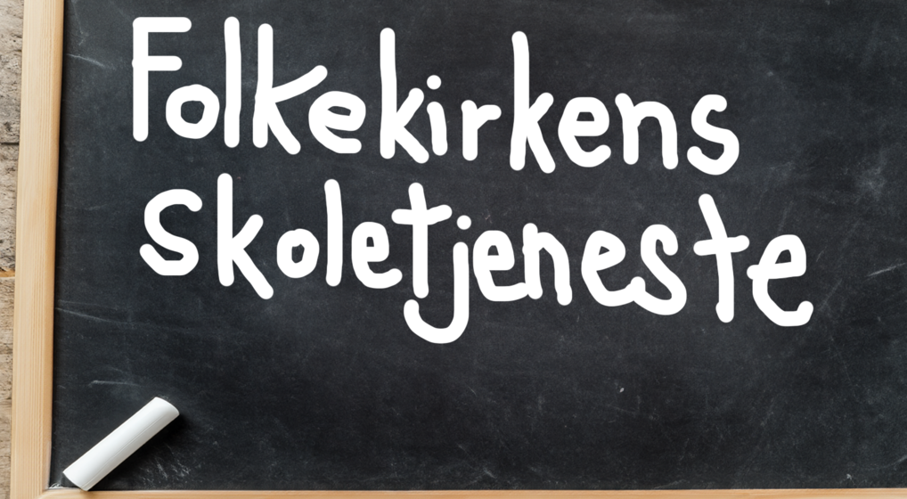 Et delvist ai-genereret billede af en tavle med kridtstøv og teksten "folkekirkens skoletjeneste" skrevet midtpå. I hjørnet ligger i stykke kridt.
