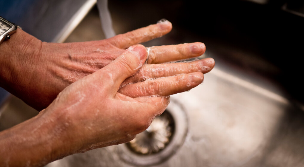 Håndvask og hænder, der vaskes