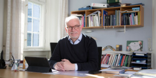 biskop peter-skov jakobsen sidder bag sit skrivebordf