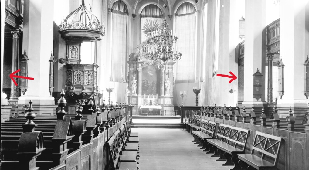 Et gammel sorthvid-billede af Helligåndskirken med to røde pile, der viser det hemmelige tapet