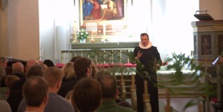 gudstjeneste i stefanskirken - præst menighed og alter