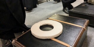 et billede af en præstekrave på en kuffert