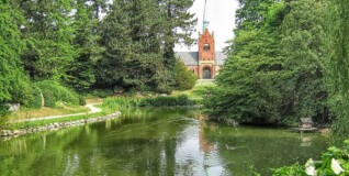 Vestre Kirkegård set i nordlig retning med søen og "det røde hav" i forgrunden