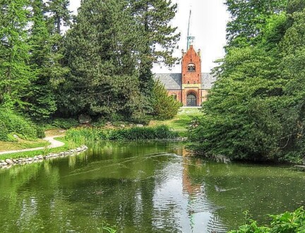 Vestre Kirkegård set i nordlig retning med søen og "det røde hav" i forgrunden