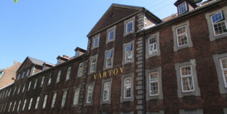 Vartov set fra den modsatte side af farvergade