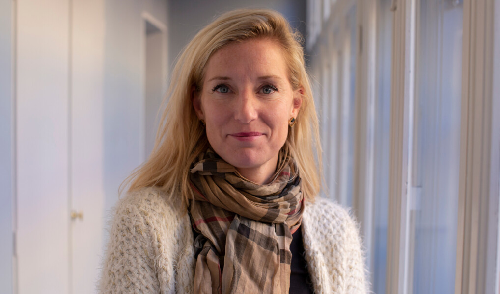 portræt af Annette Molin Brautsch fotograferet i en lys svalegang i bispegården