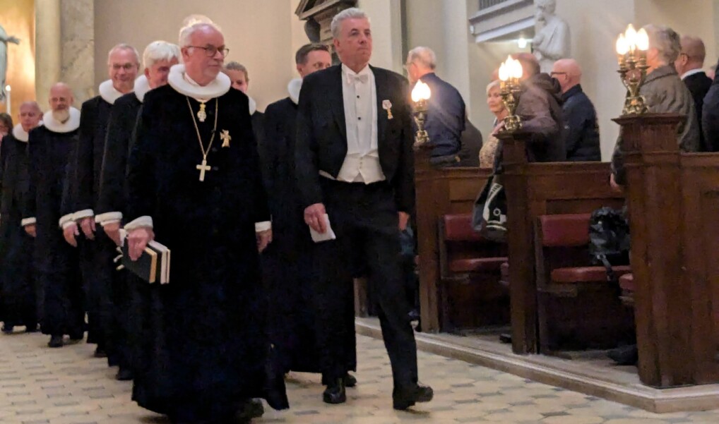 Procession ved landemode 2024. Forrest ses biskop Peter Skov Jakobsen og stiftsamtmanden, 
