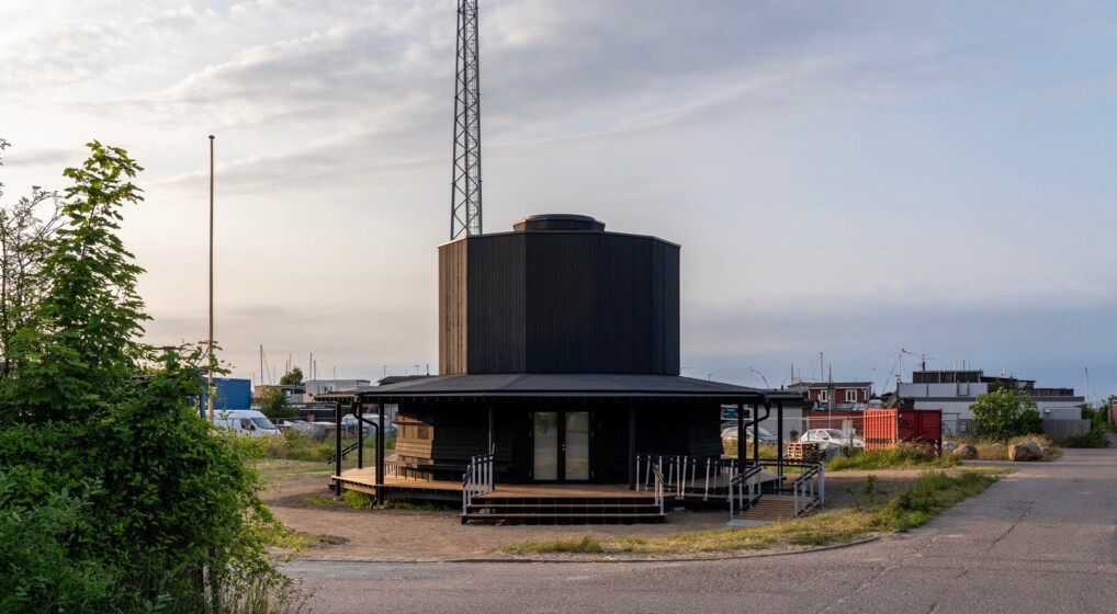 På en plet midt i Nordhavnens gamle fiskerihavn ligger en sort tolvkantet trækirke, som man kan gå hele vejen rundt om.