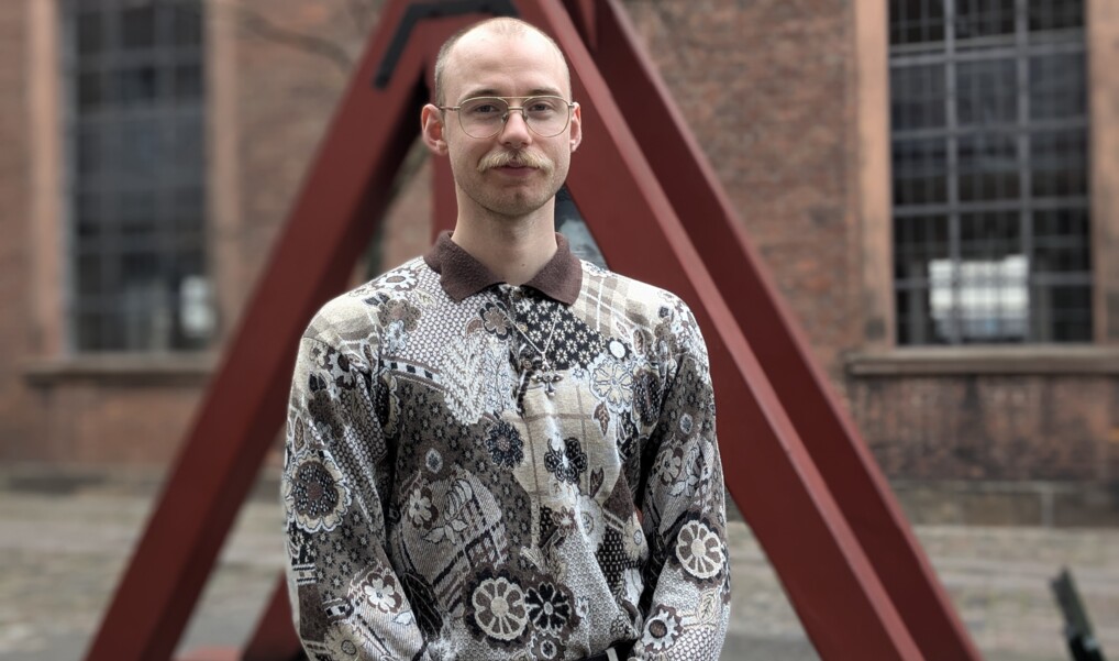 Rasmus Peytz Stephansen fotograferet foran kirken i Vartov