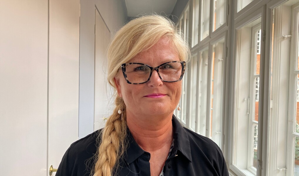 Portræt af Henriette Raudal i svalegangen i Bispegården