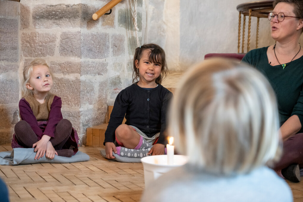 Sognepræst Lise Dürr sammen med børn fra børnehaven i Bodilsker på Bornholm