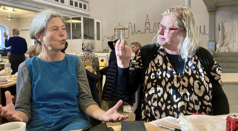 To kvinder taler i en mødesituation