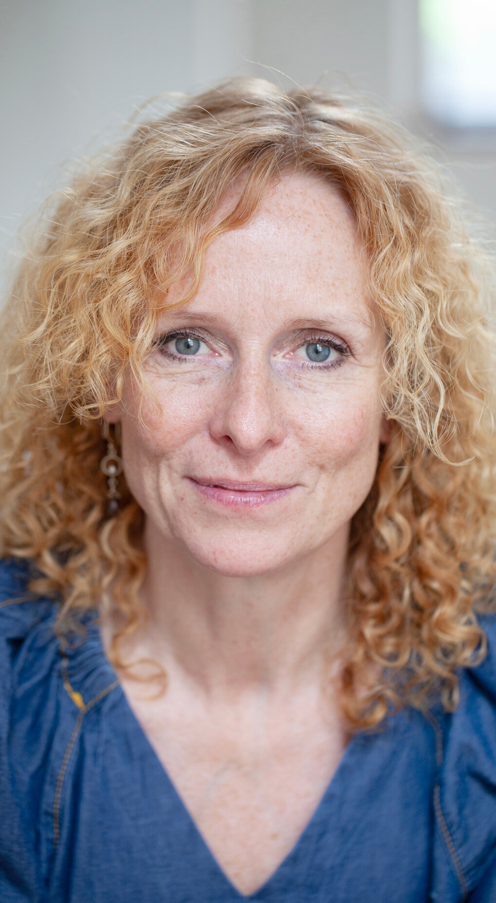 Et portræt af Teaterleg-underviser Johanne i blå trøje