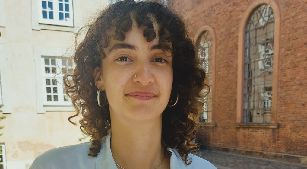 liv svendsen, en ung kvinde som er nysgerrig på kirken er fotograferet på en sommerdag i vartov