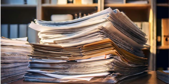 et ai-genereret billede af en stak papirer på et skrivebord