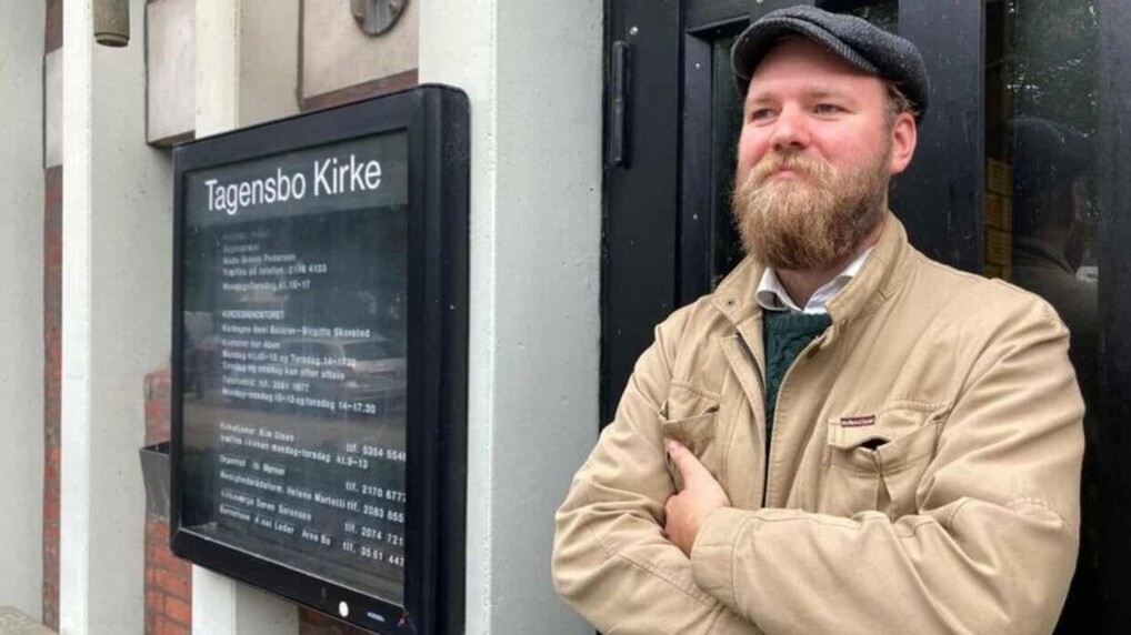 Sognepræst Mads Graves Pedersen foran indgangen til Tagensbo Kirke, ydre Nørrebro