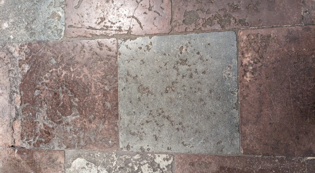 Blågrå og røde ølandsfliser i Helligåndskirken