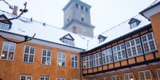 bispegården på en vinterdag med sne på taget