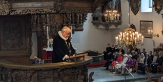 peter skov-jakobsen står på prædikestolen i Sct. Nicolai kirke 