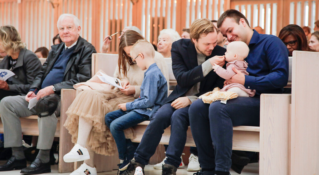 Menighed på kirkebænk