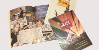 udgaver af magasinet gejst ligger i en bunke spredt på en grå baggrund