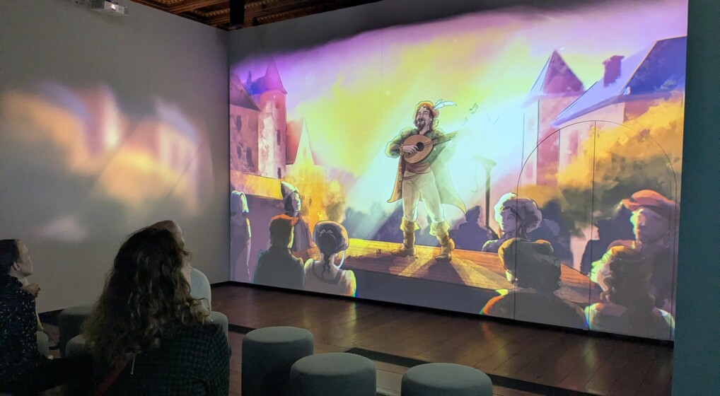 En film bliver vist i oplevelsescenteret Bibliarium, hvor personer sidder på bløde skamler og ser med