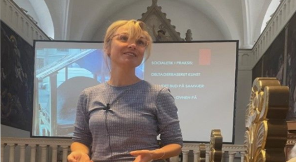 Lise Christina Rasmussen taler foran et lærred i Mariakirken på vesterbro