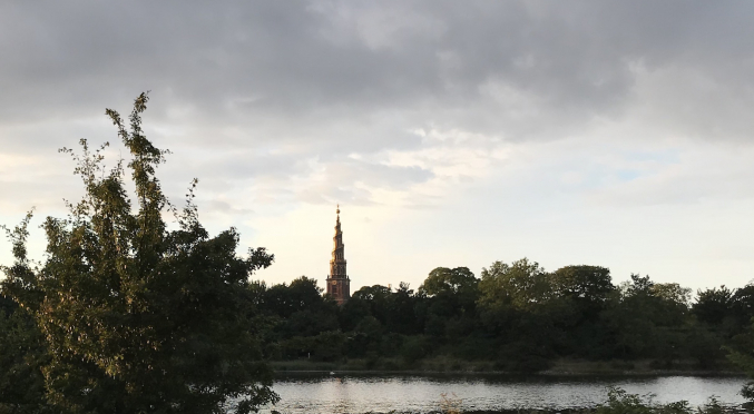  Udsigt over byen med kirkespir i baggrunden