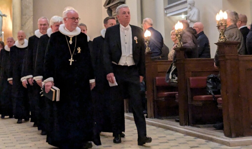 Procession ved landemode 2024. Forrest ses biskop Peter Skov Jakobsen og stiftsamtmanden, 
